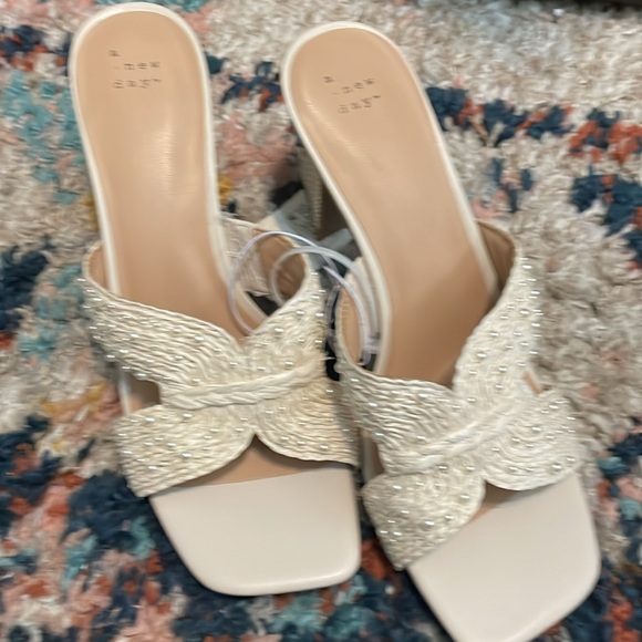 Beautiful Cream Open Back High Sandals! Simply Gorgeous! - Picture 4 of 7